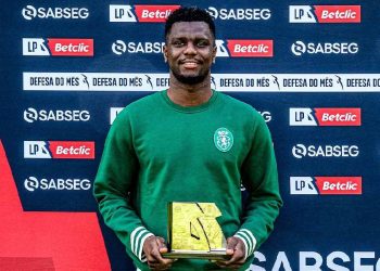 Ousmane Diomandé reçoit son prix du meilleur défenseur du mois de janvier