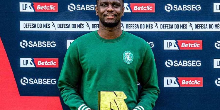 Ousmane Diomandé reçoit son prix du meilleur défenseur du mois de janvier