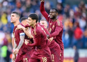 Evan Ndicka (à d.) avec ses coequipiers