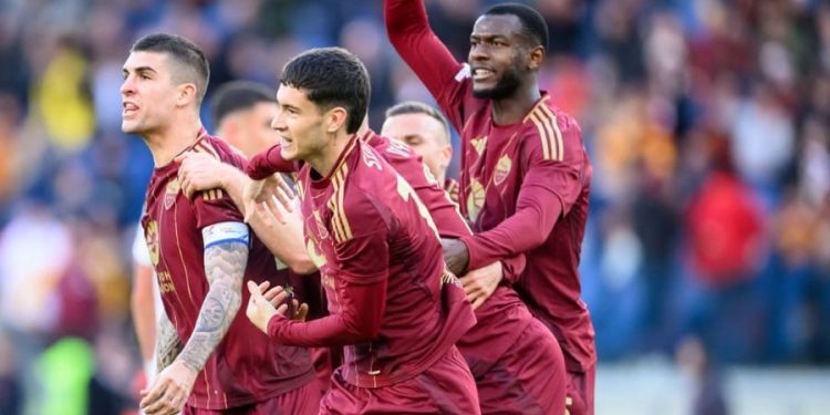 Evan Ndicka (à d.) avec ses coequipiers