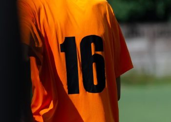 joueur de football en uniforme orange