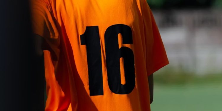 joueur de football en uniforme orange