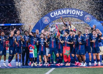 Les joueurs du PSG avec la coupe de Ligue des champions. Site officiel des Parisiens
