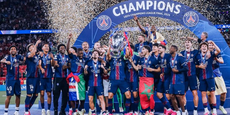 Les joueurs du PSG avec la coupe de Ligue des champions. Site officiel des Parisiens